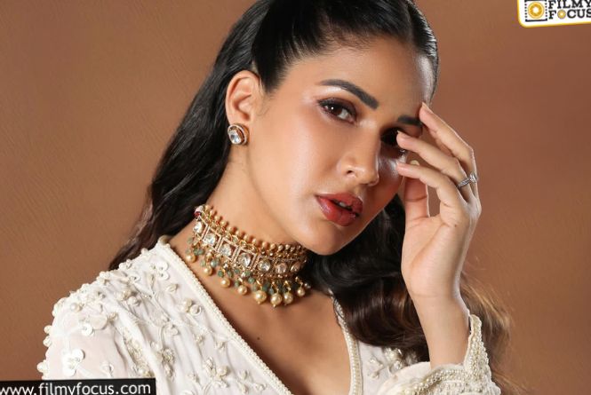 Lavanya Tripathi: చిరంజీవిపై నోరుజారిన రిపోర్టర్‌: ఇచ్చిపడేసిన లావణ్య త్రిపాఠి