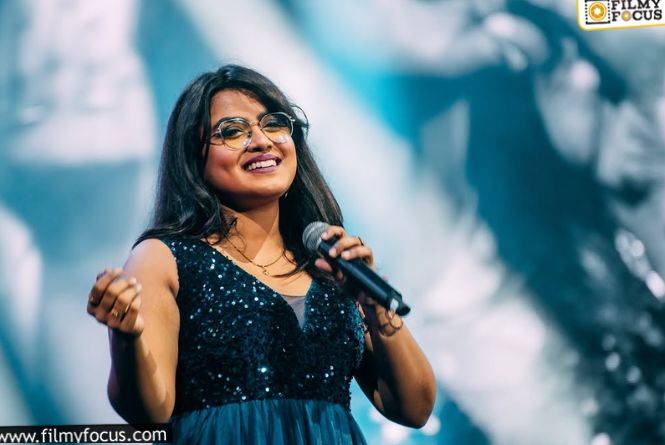 Hellollo: ‘హల్లల్లో…’ అంటూ ఓ ఊపు ఊపేసిన సింగర్ ఎవరో తెలుసా? Hellollo: ‘హల్లల్లో…’ అంటూ ఓ ఊపు ఊపేసిన సింగర్ ఎవరో తెలుసా?