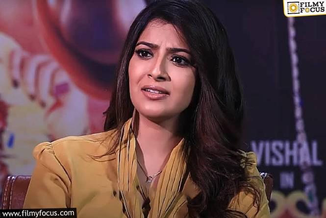 Varalaxmi Sarathkumar: లక్షల పారితోషికం తీసుకుని మరీ ప్రమోషన్స్ ఎగ్గొడుతుంది.. వరలక్ష్మీ పై దర్శకుడి షాకింగ్ కామెంట్స్ Varalaxmi Sarathkumar: లక్షల పారితోషికం తీసుకుని మరీ ప్రమోషన్స్ ఎగ్గొడుతుంది.. వరలక్ష్మీ పై దర్శకుడి షాకింగ్ కామెంట్స్